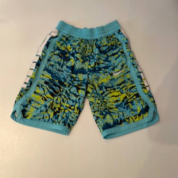 Nike Boys Dri-Fit super Cute Shorts - Size Large - Picture 1 of 4